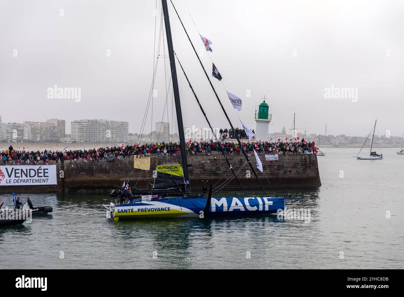 Charlie Dalin bateau (Macif) dans le chenal pour le départ du Vendée Globe 2024 le 10 novembre 2024. Aux Sables d'Olonne, France. Banque D'Images