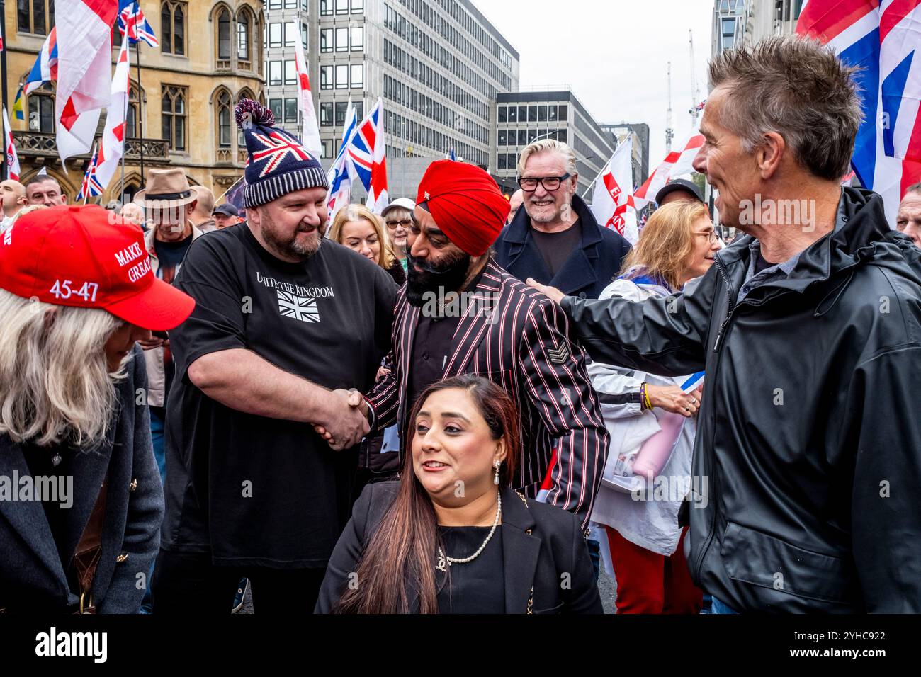 Un sikh se joint à des dizaines de milliers de personnes défilant dans le centre de Londres lors du rassemblement « Unite the Kingdom » organisé par Tommy Robinson, Londres, Royaume-Uni. Banque D'Images