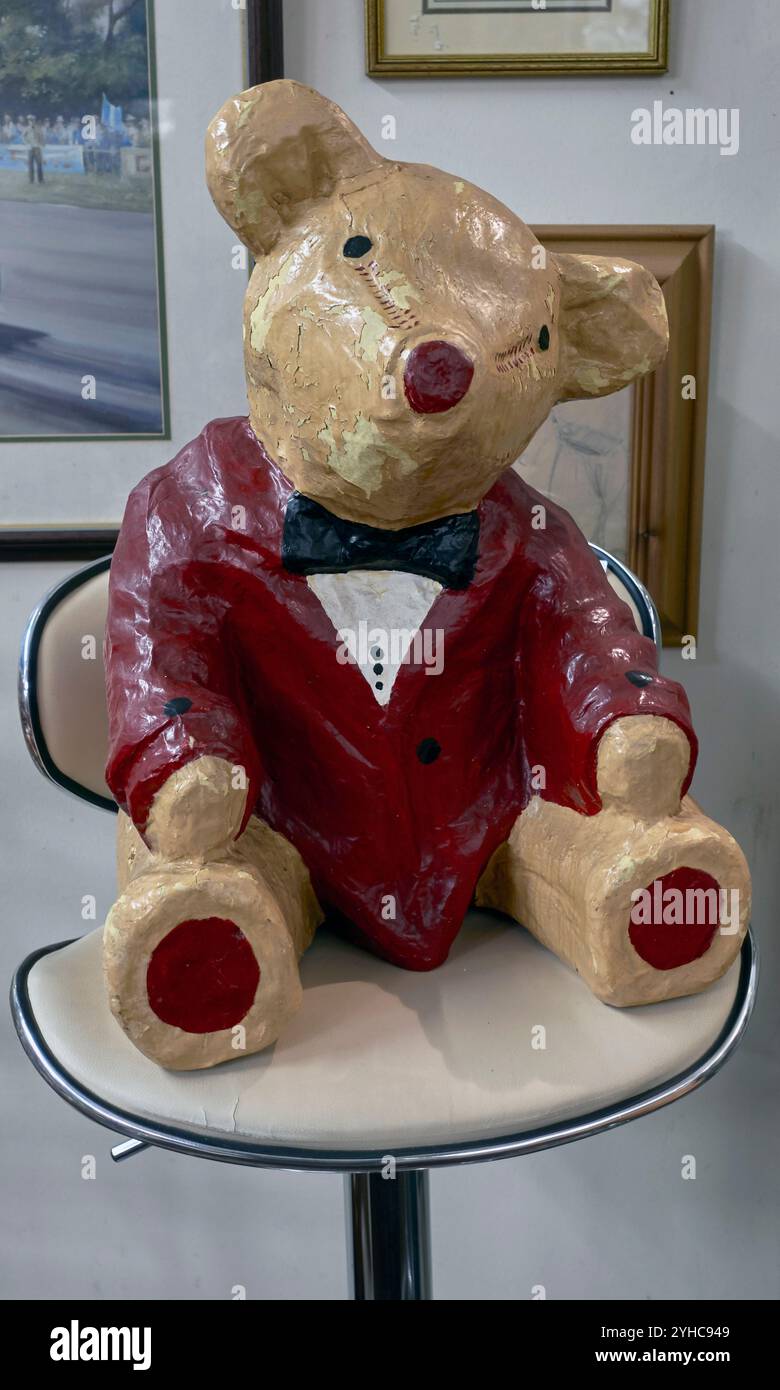 Ours en peluche antique sculpté dans le bois Banque D'Images