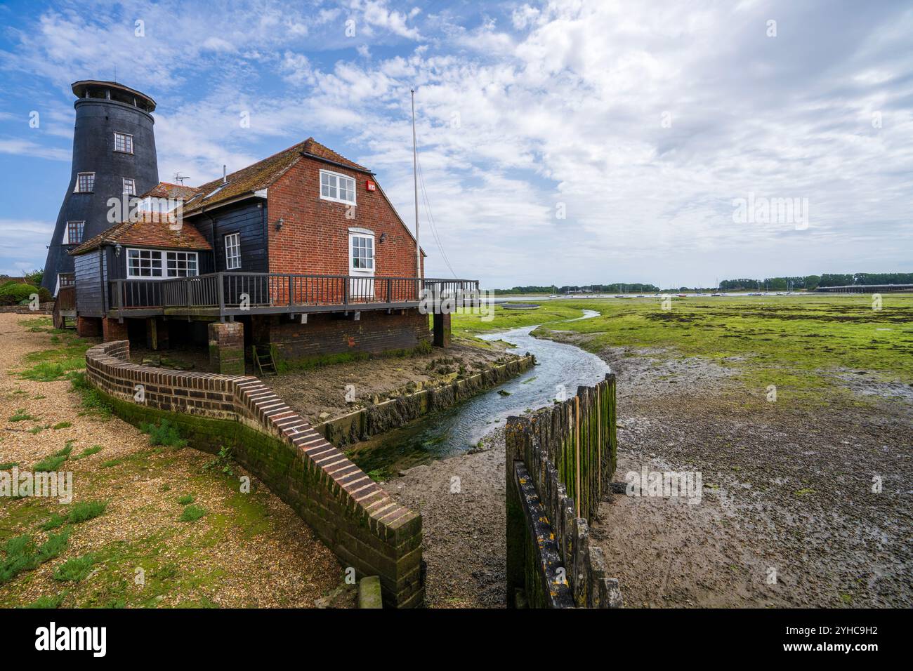 The Old Mill at Langstone Quay, Chichester Harbour on the Solent, Hampshire, Angleterre, Royaume-Uni Banque D'Images