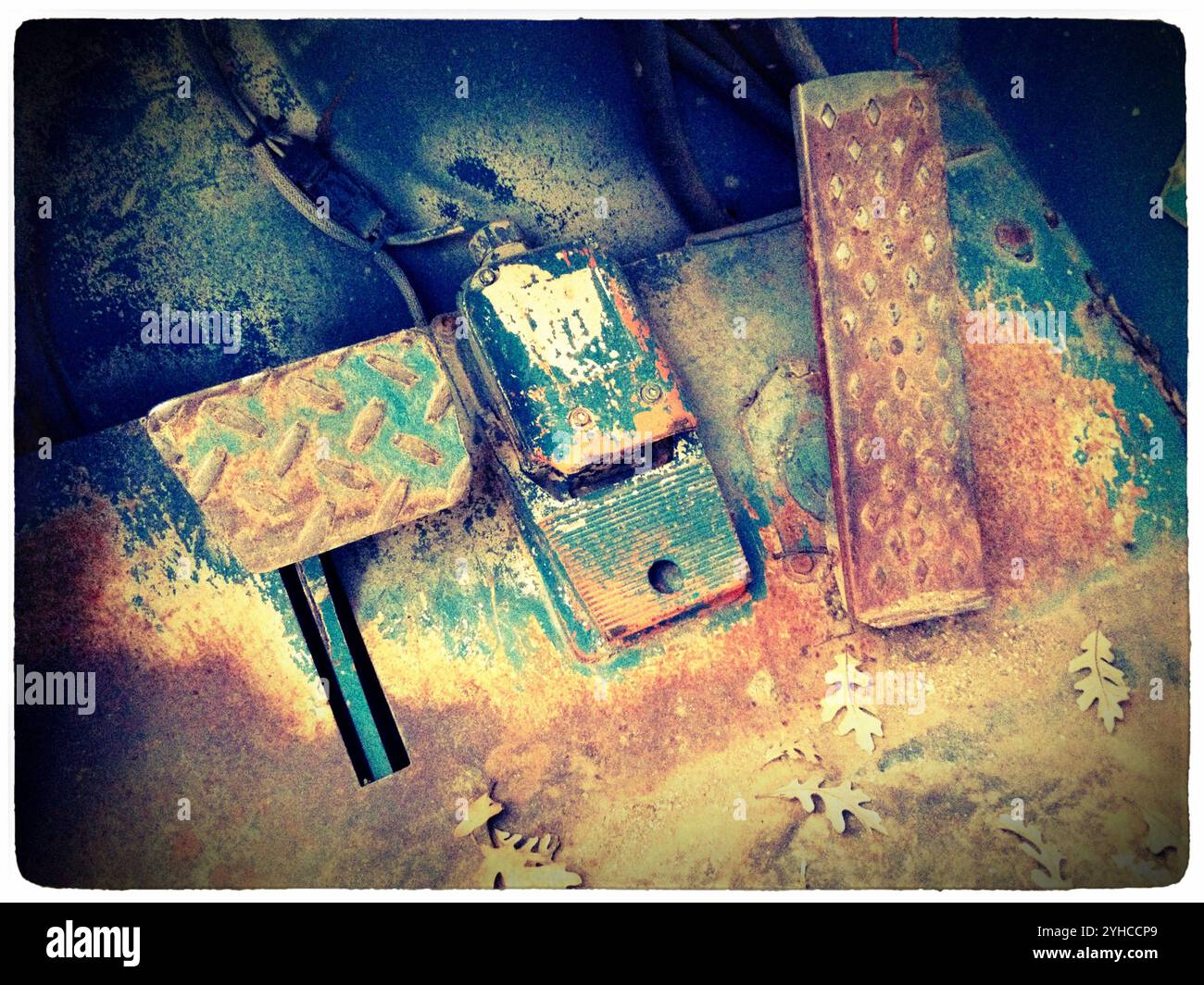 Pédales en métal rouillé dans le cockpit d'un tracteur - Fair Oaks California Banque D'Images