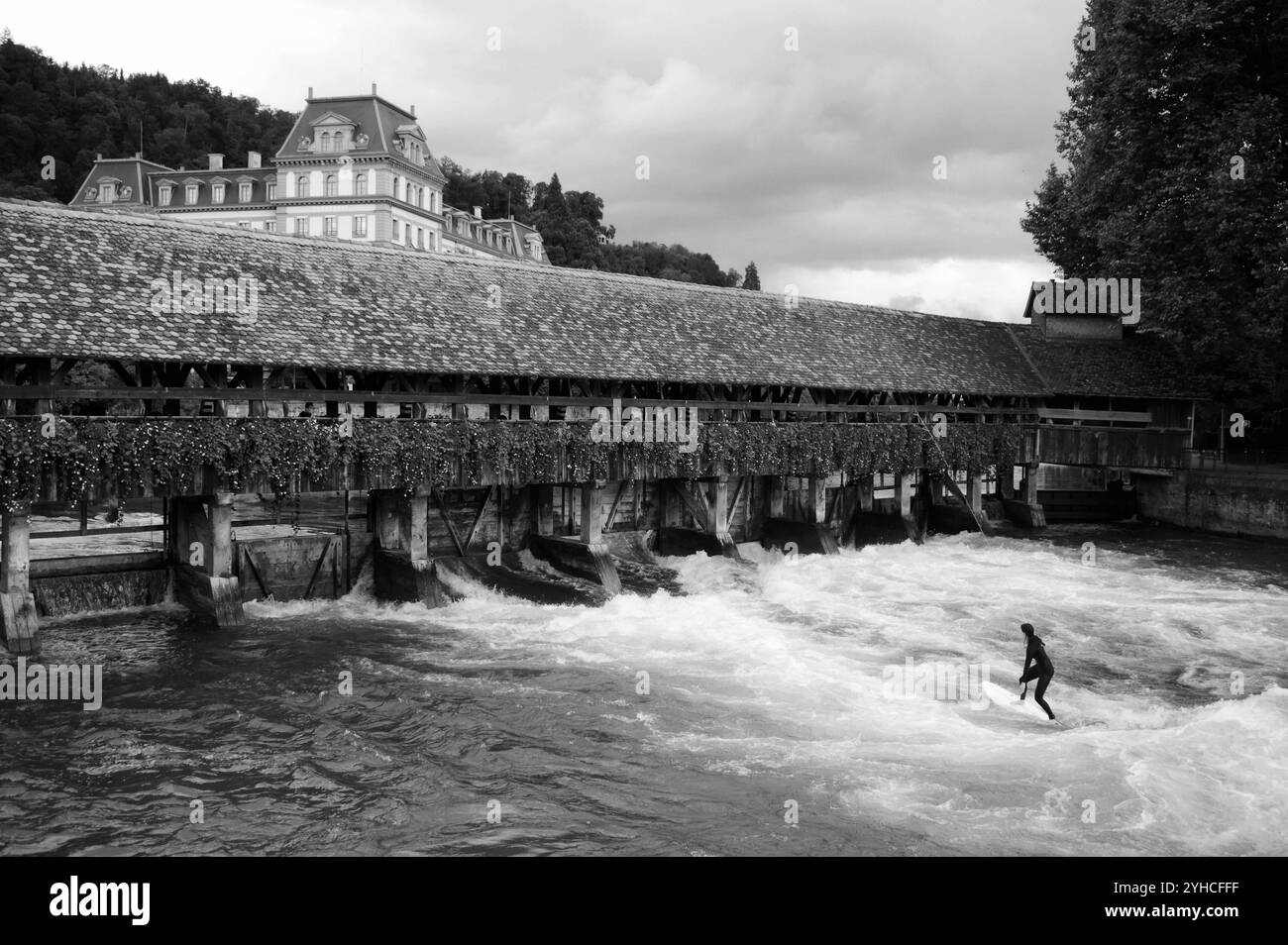 Surfeur an der historischen Oberen Schleuse, Thun, Schweiz *** surfeurs à l'écluse historique, Thun, Suisse Banque D'Images