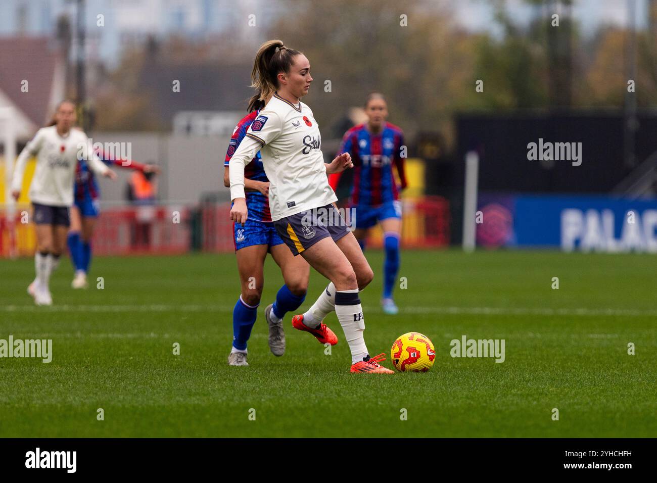 La défenseuse d'Everton Megan Finnigan lors du match de Super League féminine de Barclays entre Crystal Palace et Everton au VBS Community Stadium le 1er novembre Banque D'Images