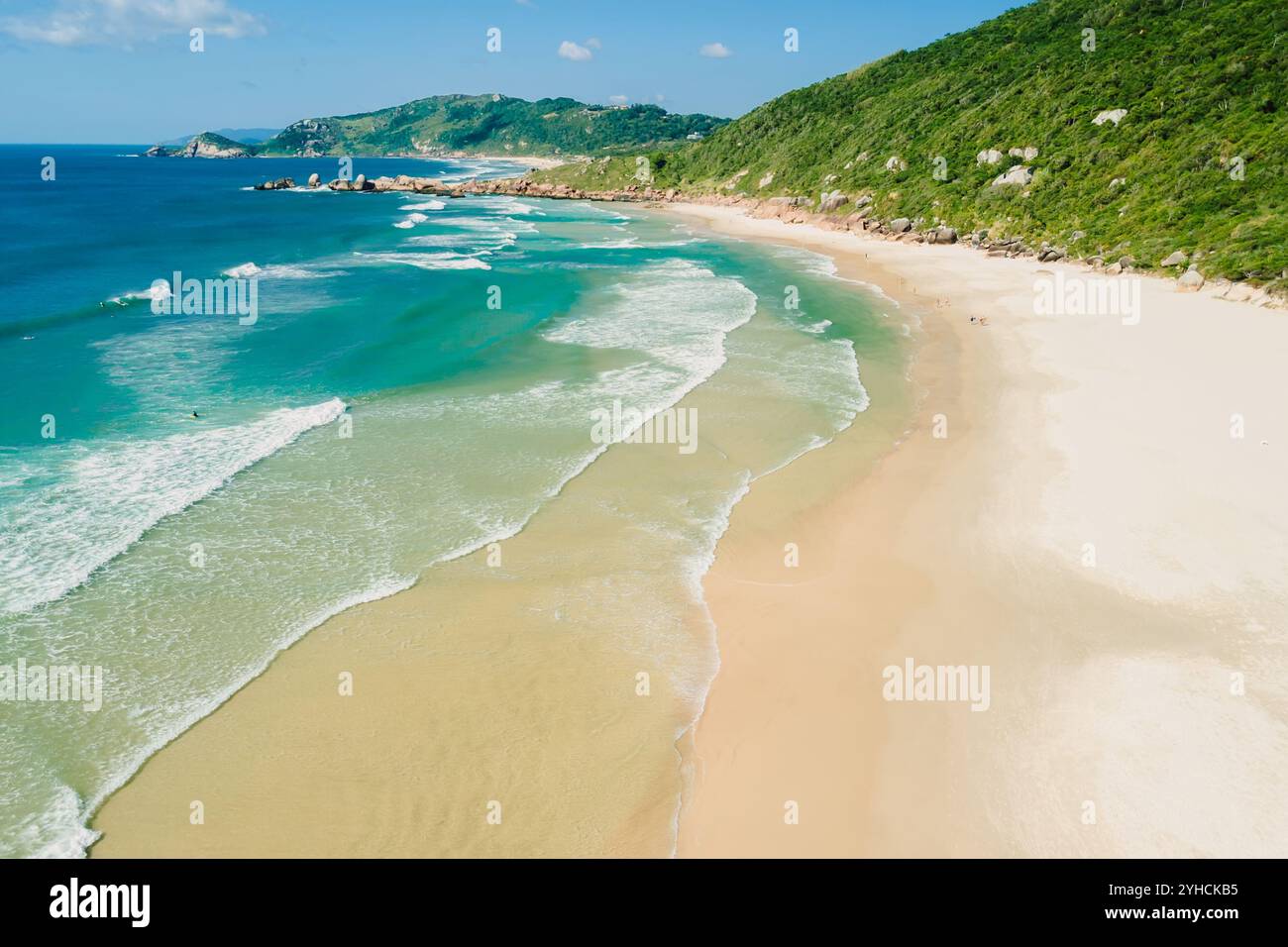 Plage de sable sauvage et océan bleu avec des vagues au Brésil. Vue aérienne de Praia da Galheta Banque D'Images