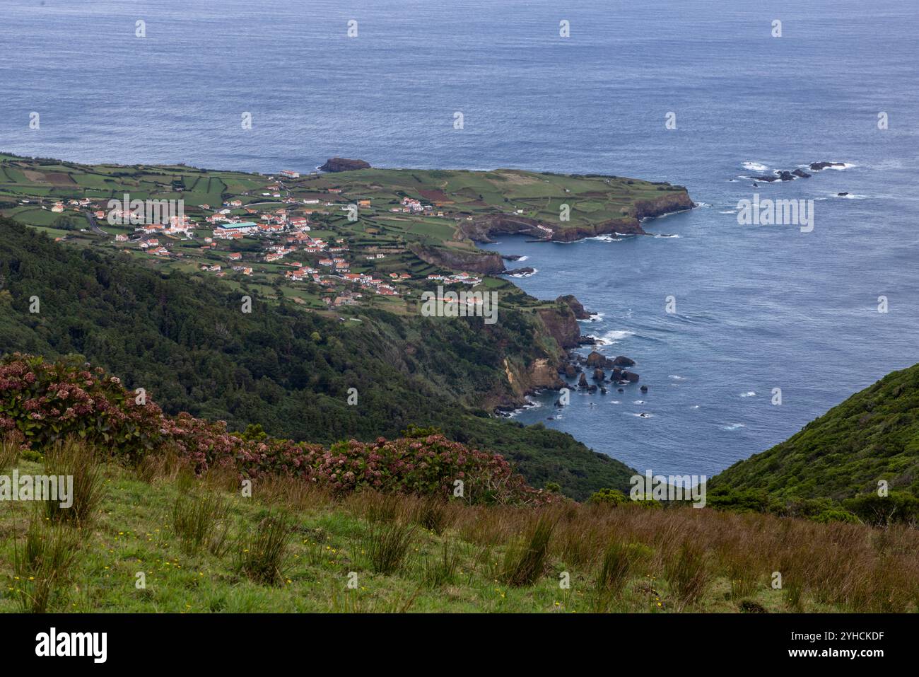 Vue sur la baie de Ponta Delgada sur l'île de Flores, Açores. Banque D'Images