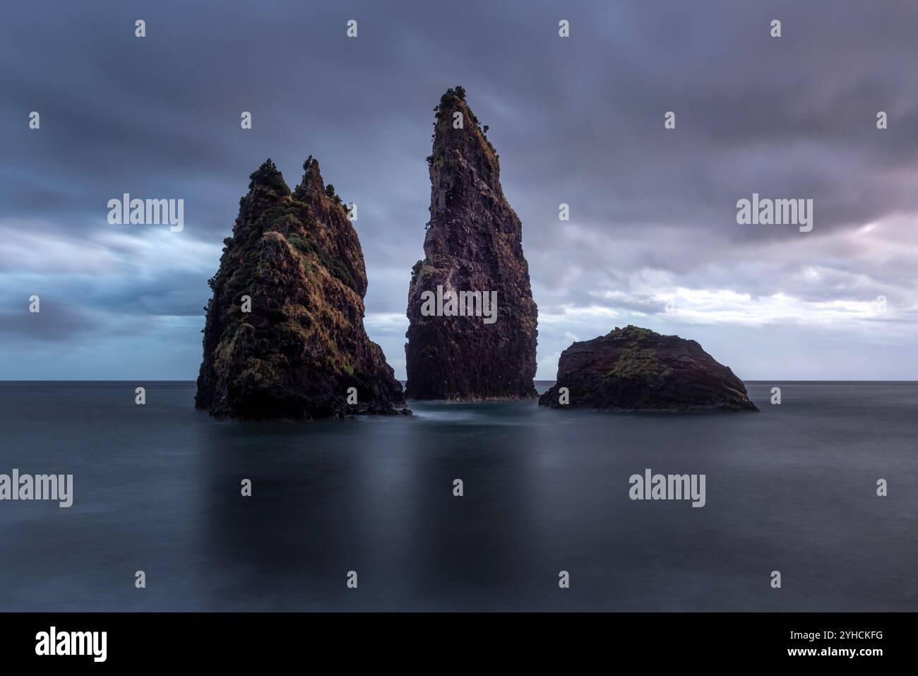 Baie d'Alagoa à Cedros, île de Flores, Açores, avec ses célèbres piles de mer. Banque D'Images