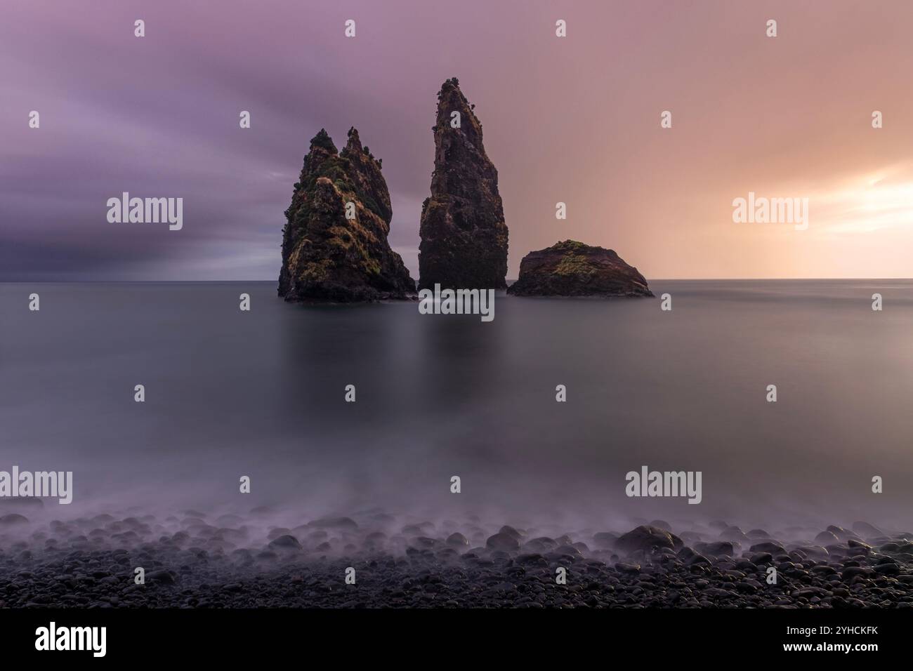 Baie d'Alagoa à Cedros, île de Flores, Açores, avec ses célèbres piles de mer. Banque D'Images