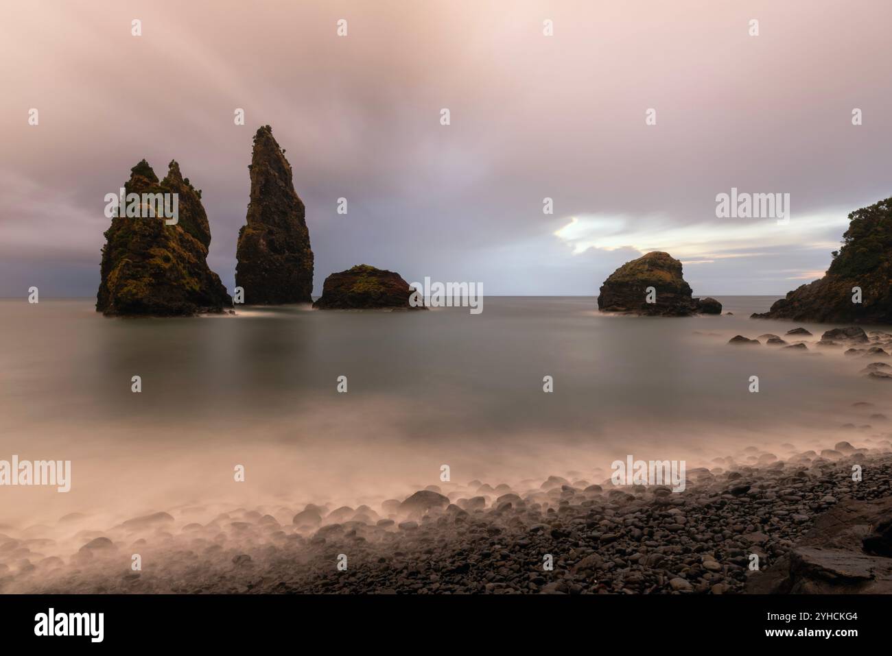 Baie d'Alagoa à Cedros, île de Flores, Açores, avec ses célèbres piles de mer. Banque D'Images