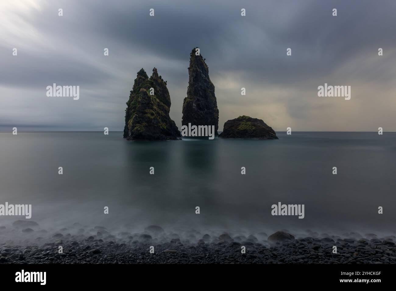 Baie d'Alagoa à Cedros, île de Flores, Açores, avec ses célèbres piles de mer. Banque D'Images