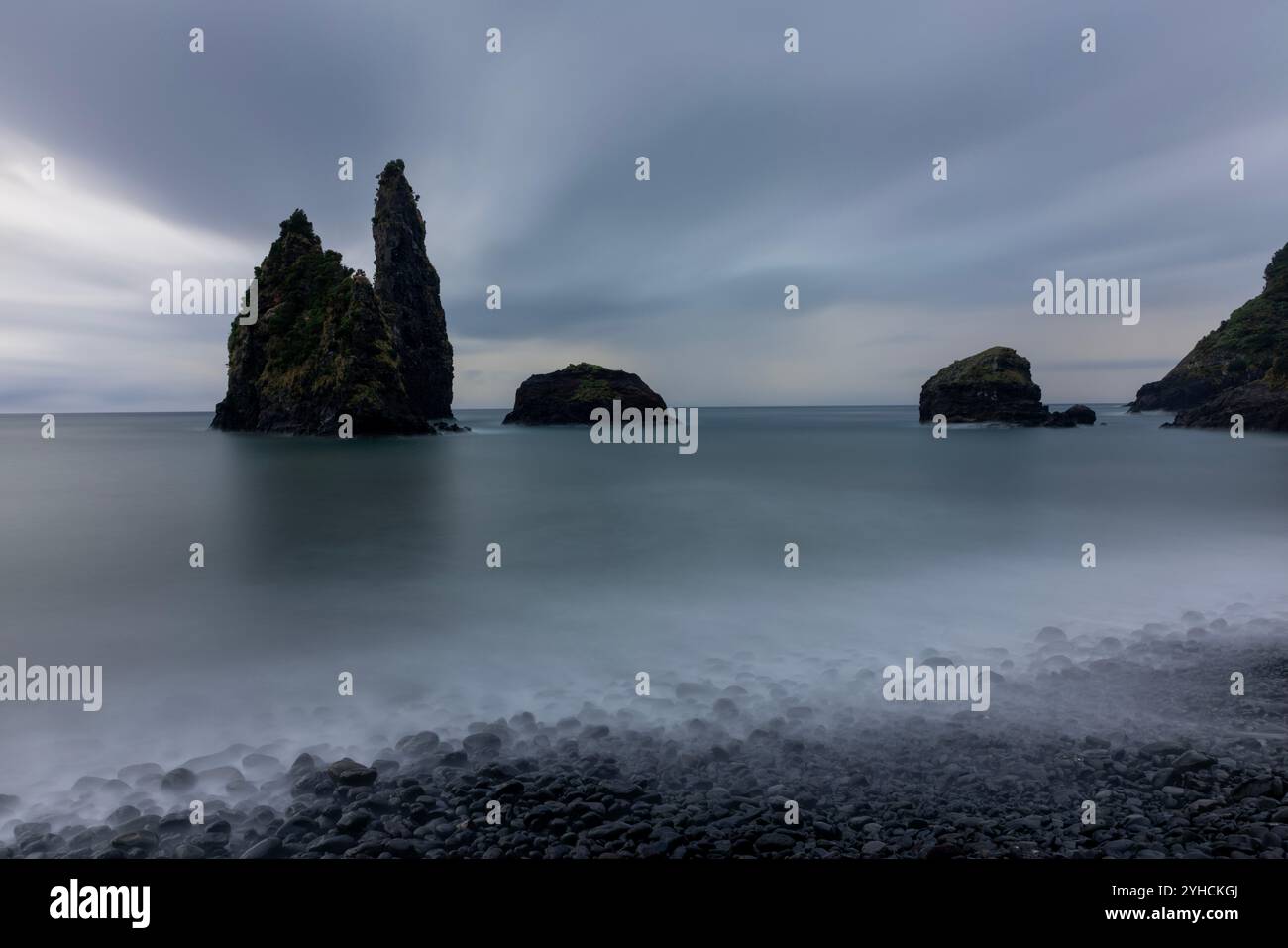 Baie d'Alagoa à Cedros, île de Flores, Açores, avec ses célèbres piles de mer. Banque D'Images