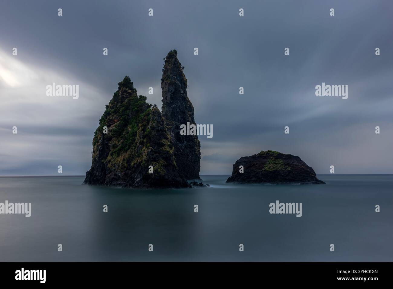 Baie d'Alagoa à Cedros, île de Flores, Açores, avec ses célèbres piles de mer. Banque D'Images