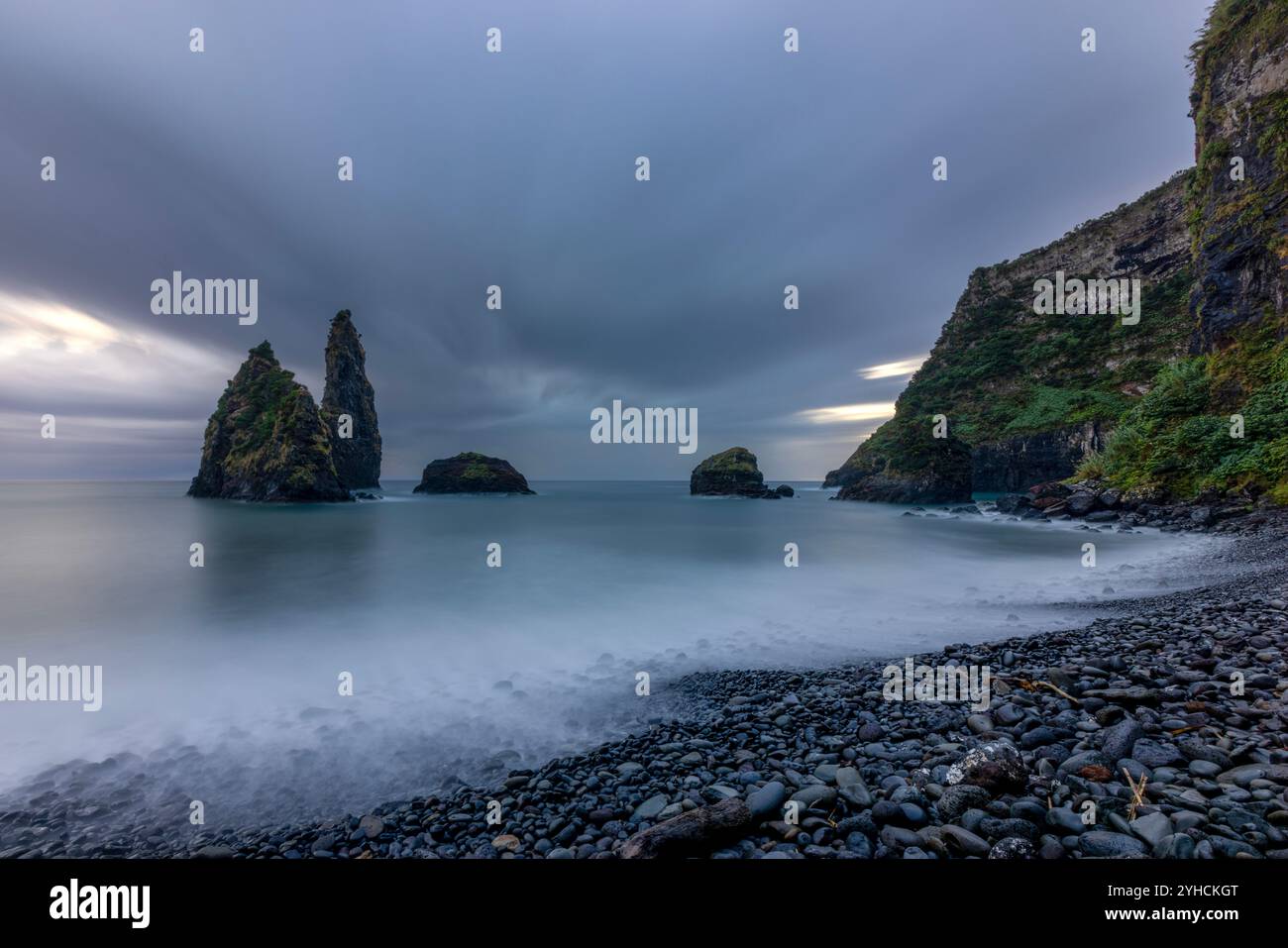Baie d'Alagoa à Cedros, île de Flores, Açores, avec ses célèbres piles de mer. Banque D'Images