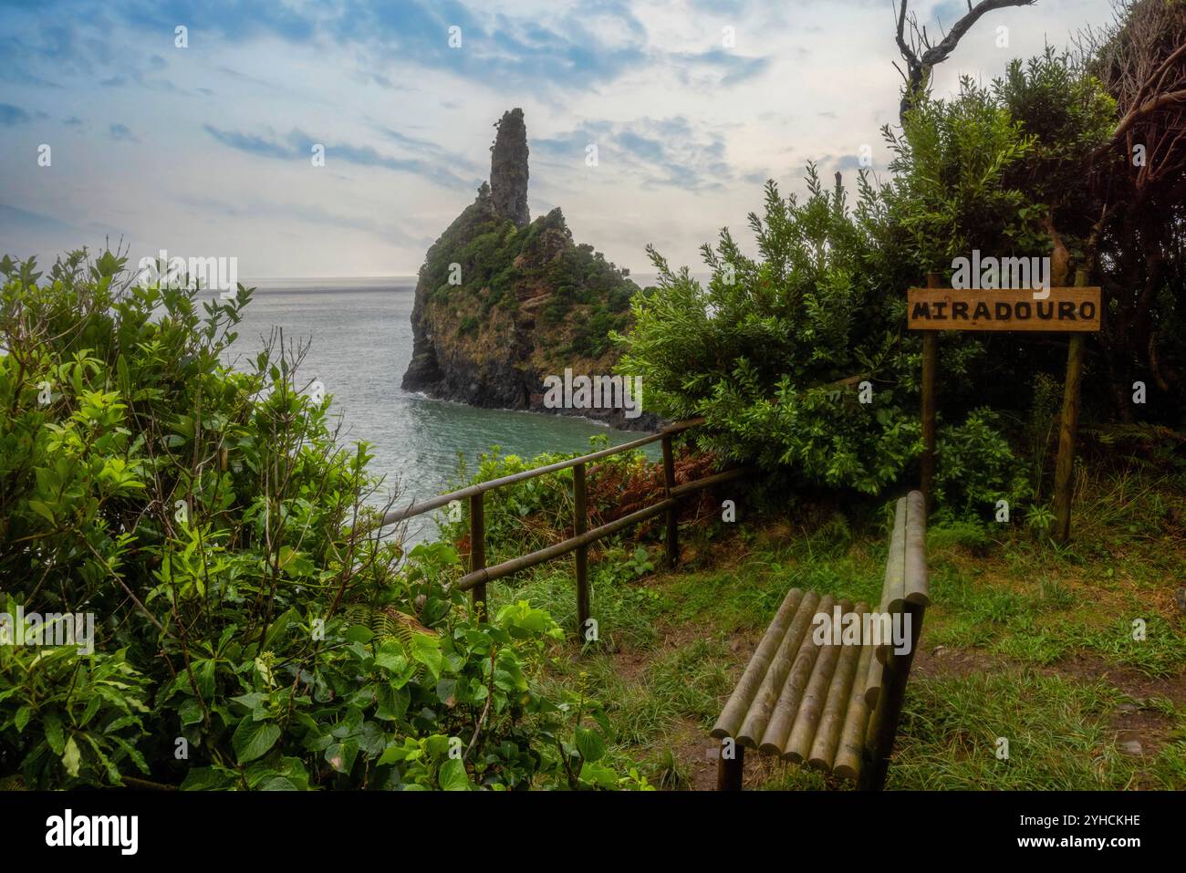 Baie d'Alagoa à Cedros, île de Flores, Açores, avec ses célèbres piles de mer. Banque D'Images