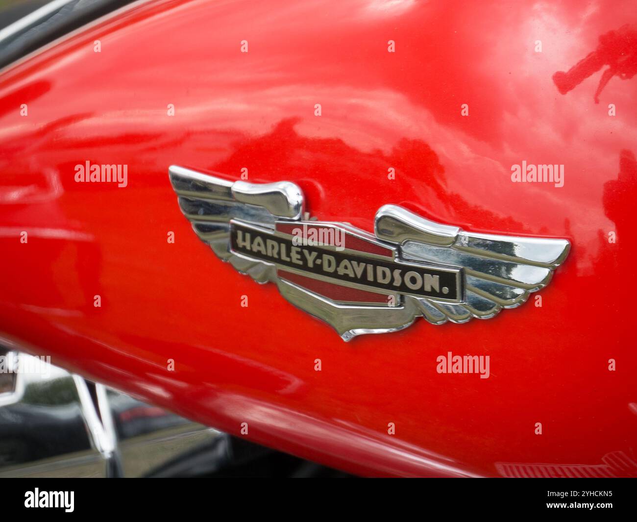 ESSEX, Royaume-Uni - 23 JUIN 2013 : logo Harley Davidson insigne sur le réservoir de carburant rouge de moto Banque D'Images