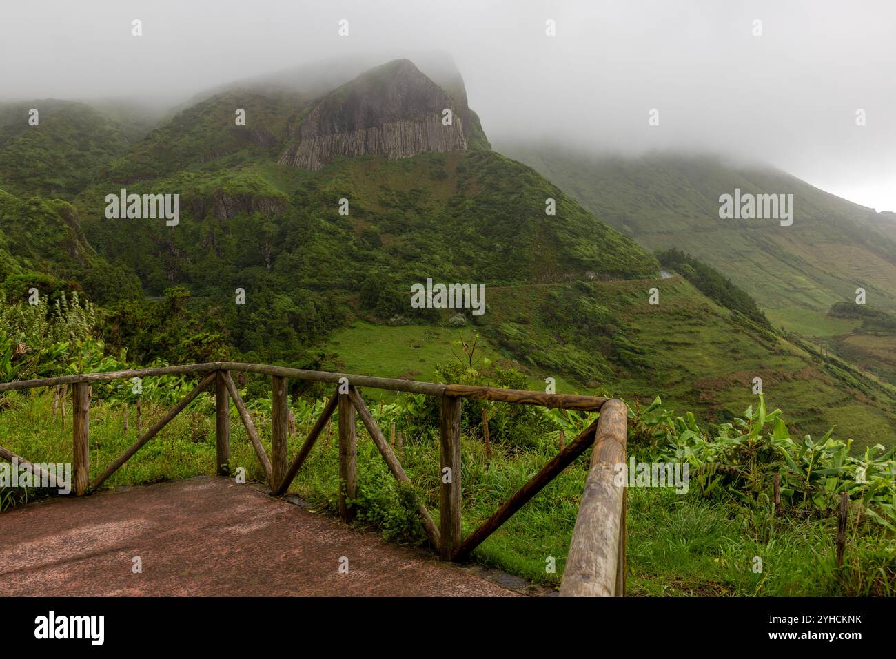 Rocha dos Bordões est une formation rocheuse, caractérisée par des colonnes de basalte, située à Cabo Baixo das Casas, dans la paroisse de Mosteiro, municipalité de la Banque D'Images