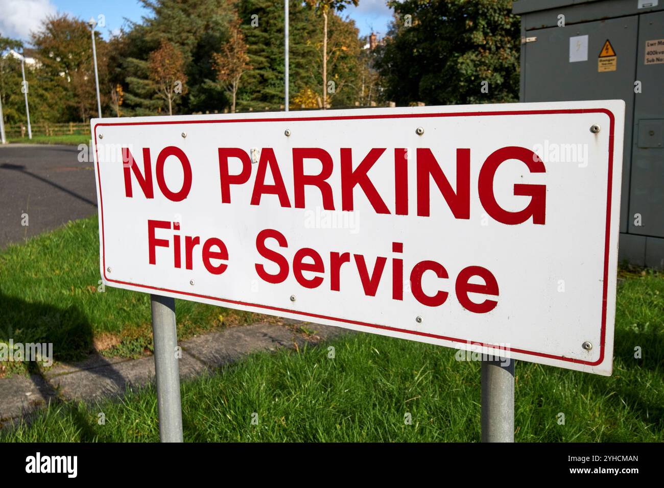 aucun panneau de service d'incendie de stationnement à la caserne de pompiers de moville, comté de donegal, république d'irlande Banque D'Images