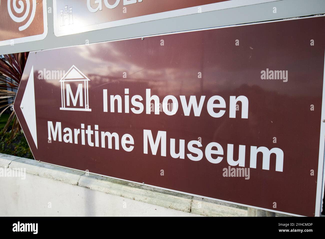 panneau d'information touristique marron pour inishowen maritime museum greencastle, comté de donegal, république d'irlande Banque D'Images