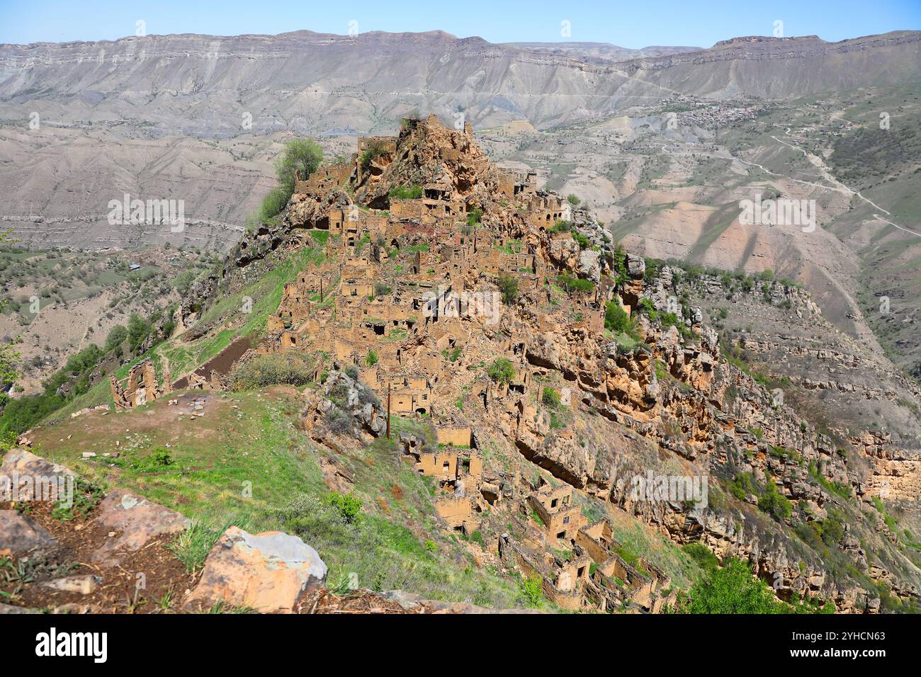 Ruines de l'ancien village de Gamsutl avec des murs de pierre de construction abandonnés au sommet du sommet de la montagne par jour ensoleillé au Daghestan, Russie Banque D'Images