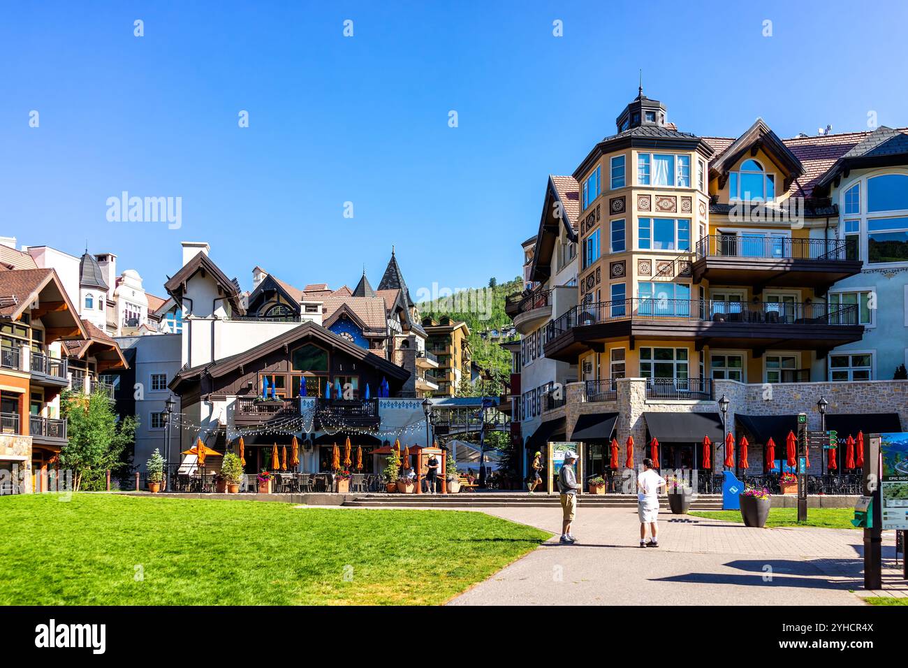 Vail, États-Unis - 11 juillet 2022 : l'extérieur du bâtiment d'appartement de la station de ski de style suisse européenne avec des gens en été Colorado Banque D'Images