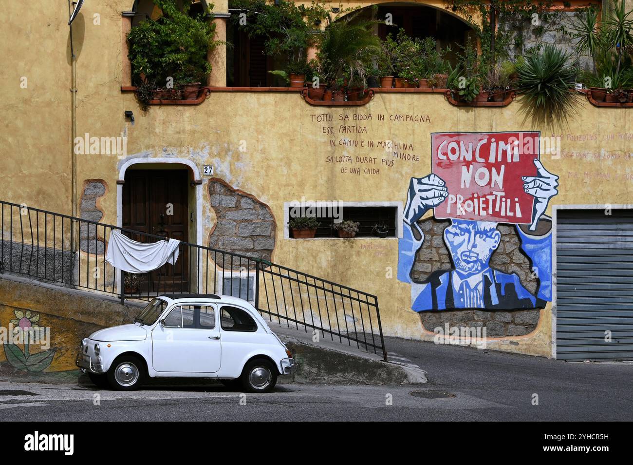 Alter Fiat 500 und WandgemŠlde à Orgosolo, Sardinien, Itallien Banque D'Images