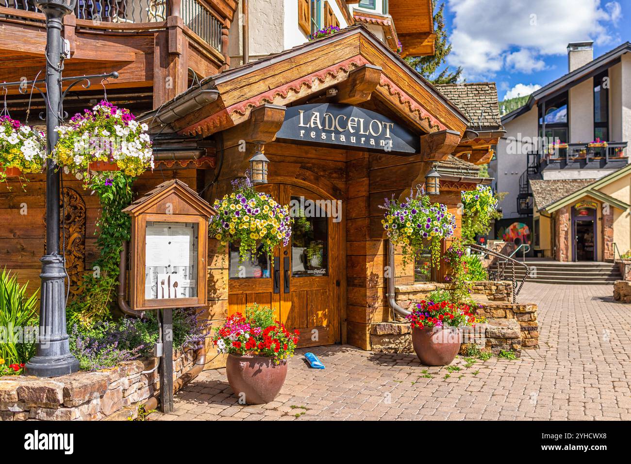 Vail, États-Unis - 3 juillet 2022 : rue commerçante de la station de ski du Colorado avec magasin de restaurant Lancelot sur Gore Creek Drive Banque D'Images