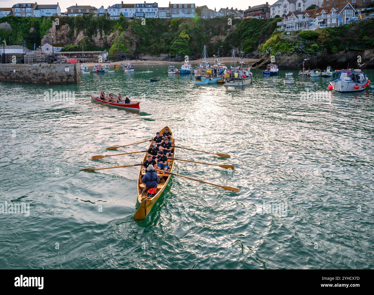 Deux concerts traditionnels de pilote de Cornish entrent dans le port de Newquay après les championnats masculins du comté de Newquay. Newquay Cornwall, Angleterre, Royaume-Uni. Banque D'Images