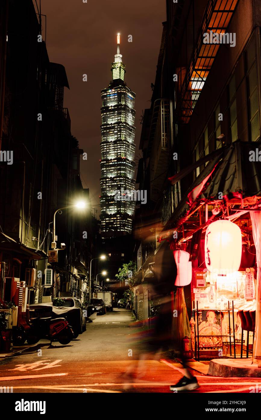 6 novembre 2024 : Takemura Izakaya avec la tour taipei 101 en arrière-plan. C'est l'un des spots Instagram les plus populaires situé dans le district de Xinyi, Taipei Banque D'Images