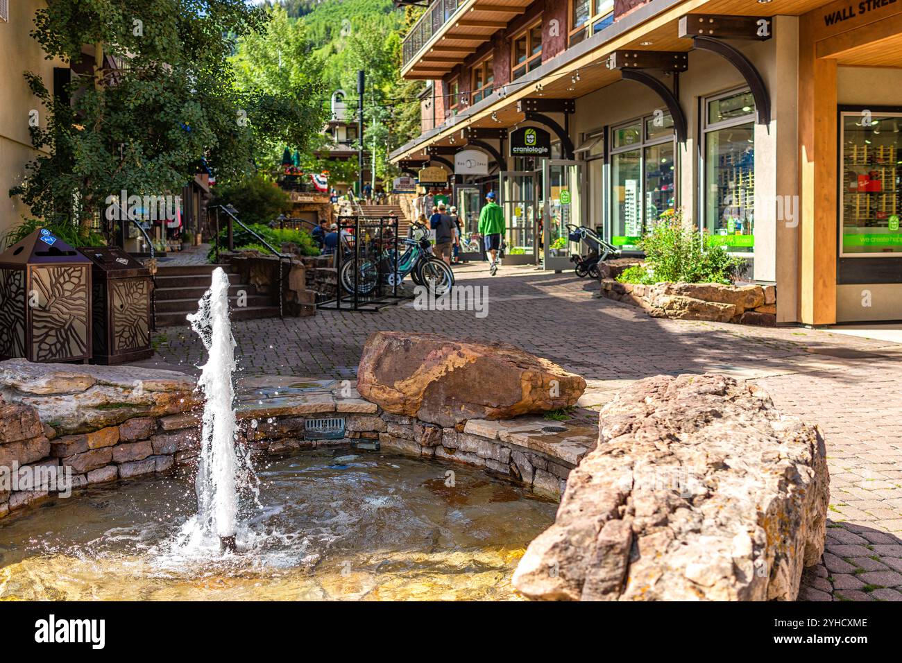 Vail, États-Unis - 3 juillet 2022 : rue commerçante de la station de ski Colorado ville avec fontaine d'eau à la place Banque D'Images