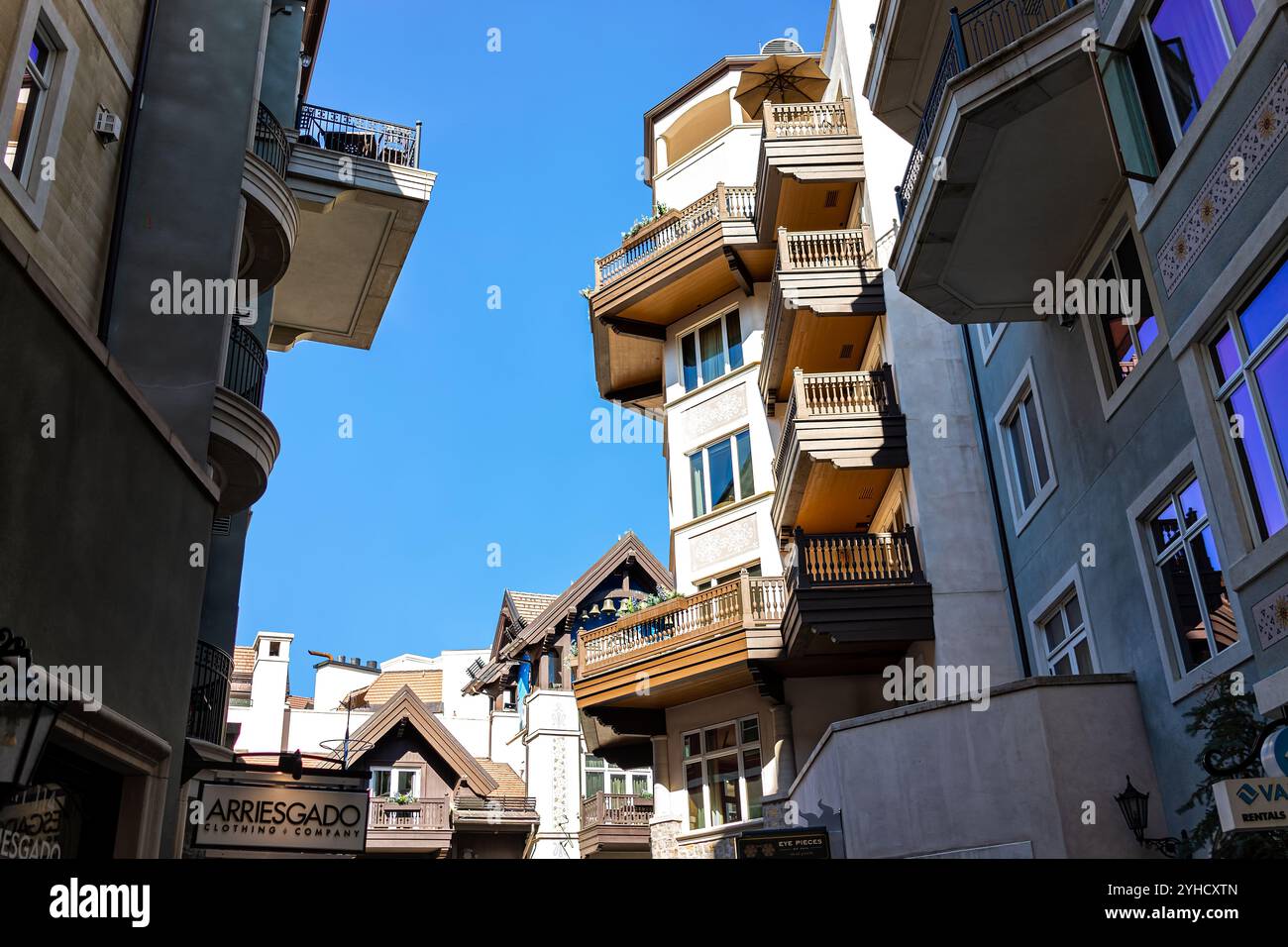 Vail, États-Unis - 11 juillet 2022 : Lionshead Mountain village Street en été, Colorado station de ski ville avec l'architecture d'hôtel Lodge Banque D'Images