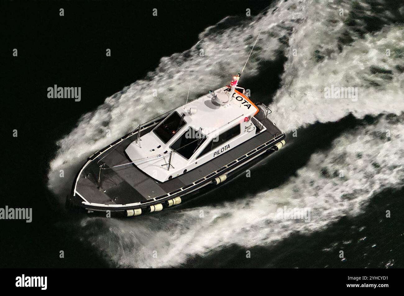 Bateau d'escorte d'un ferry dans le port d'Olbia, Sardaigne, Italie Banque D'Images