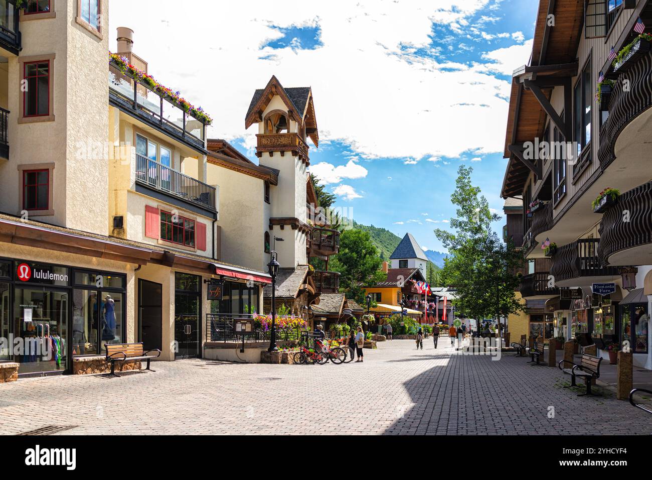Vail, États-Unis - 3 juillet 2022 : rue commerçante de la station de ski Colorado par les gens du village de vacances de la station sur Gore Creek Drive Banque D'Images