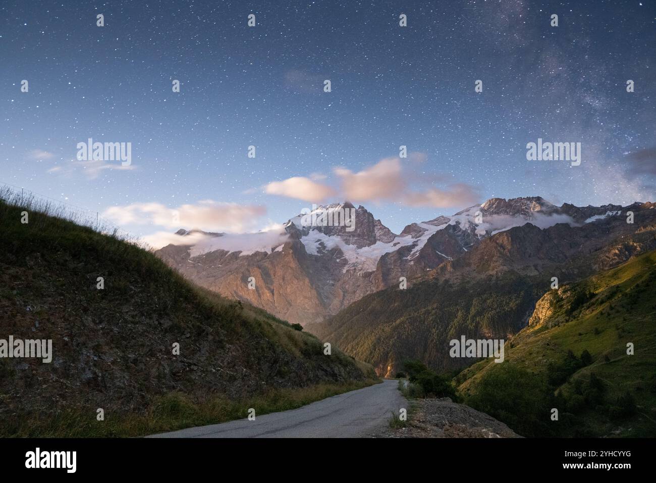Ciel étoilé nocturne au-dessus de la route de montagne dans le parc national des Ecrins, France Banque D'Images