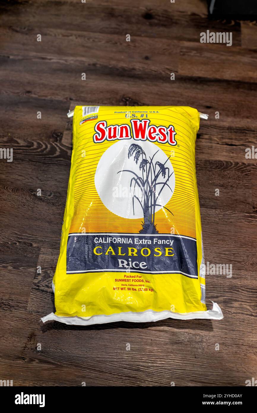 Avon, États-Unis - 20 juillet 2022 : marque Sunwest de calrose California extra fantaisie étiquette de texte de signe de riz blanc avec grand sac en vrac Banque D'Images Avon, États-Unis - 20 juillet 2022 : marque Sunwest de calrose California extra fantaisie étiquette de texte de signe de riz blanc avec grand sac en vrac Banque D'Images