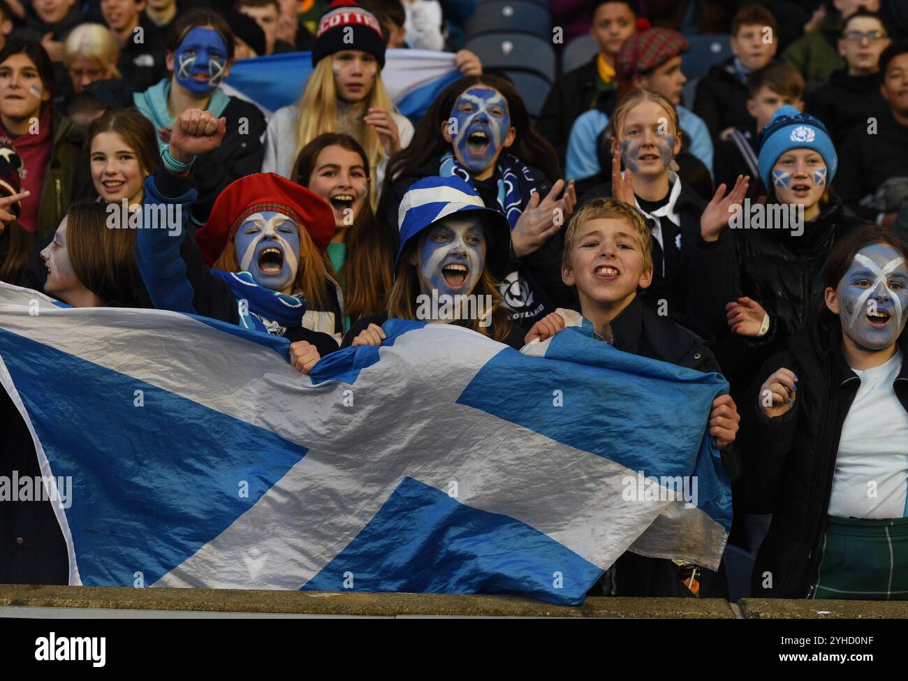 Scottish Gas Murrayfield . Édimbourg Écosse Royaume-Uni 10 novembre 24 TESTS D'AUTOMNE 2024/25 Écosse v Afrique du Sud jeunes fans de rugby écossais avec des visages peints saltire profitez du match crédit : eric mccowat/Alamy Live News Banque D'Images