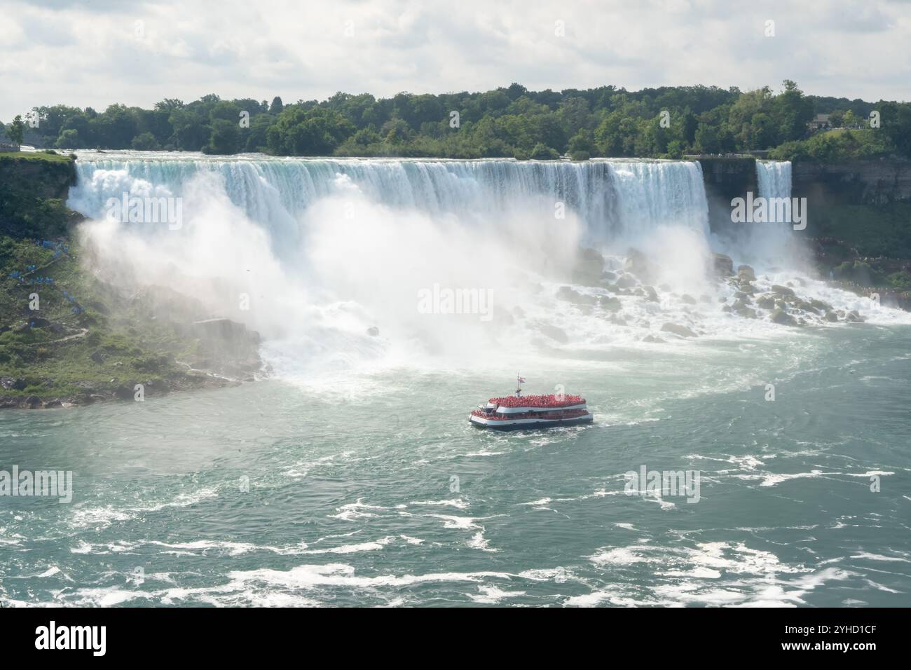 Bateau touristique près des chutes américaines du Niagara. Photo de haute qualité Banque D'Images