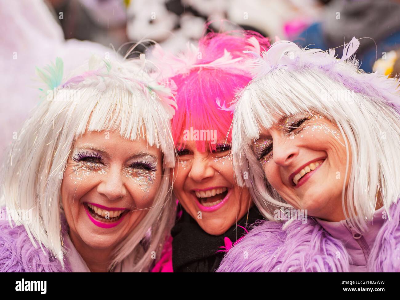 Mainz, Allemagne. 11 novembre 2024. Trois femmes en costumes fantastiques rient alors que les bouffons se mettent dans l'ambiance pour la cinquième saison à venir sur Schillerplatz depuis 11h11. Crédit : Andreas Arnold/dpa/Alamy Live News Banque D'Images