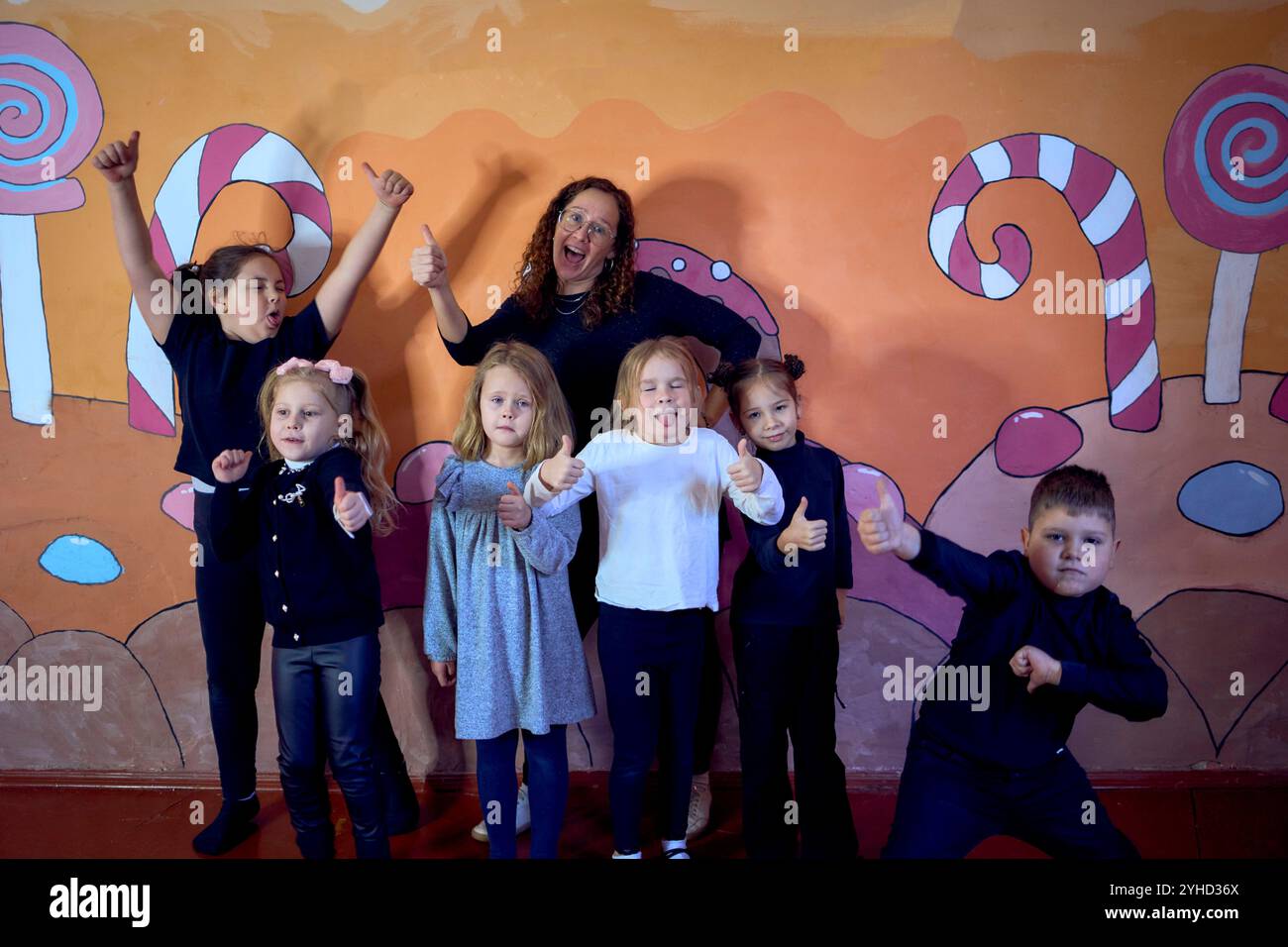 les enfants de 5-7 ans dans un cours de théâtre, photo de groupe avec leur professeur Banque D'Images