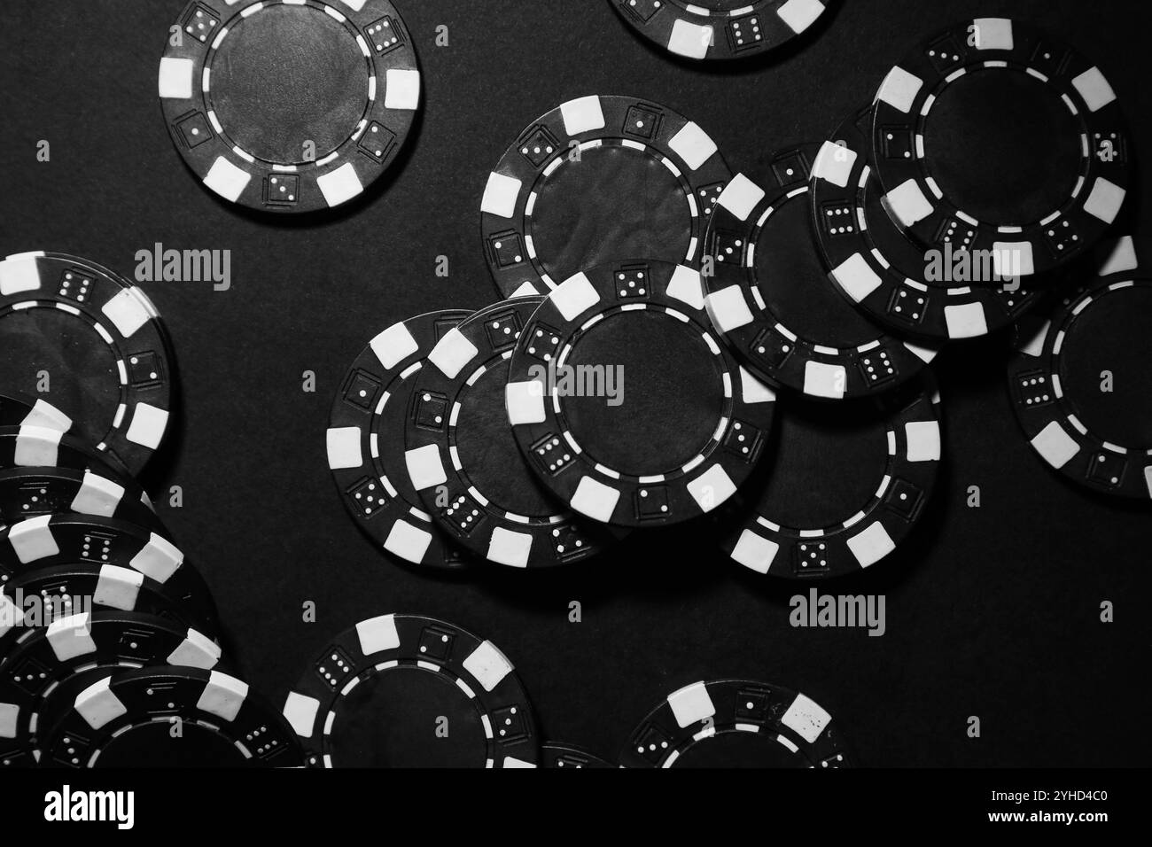 Jeu de poker. Jetons de casino sur table noire, vue de dessus Banque D'Images