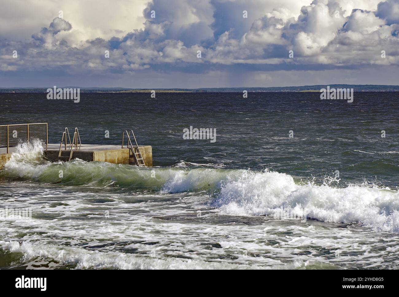 D'énormes vagues s'écrasent contre une jetée sous un ciel dramatique, Toensberg, Oslofjord, Norvège, Europe Banque D'Images