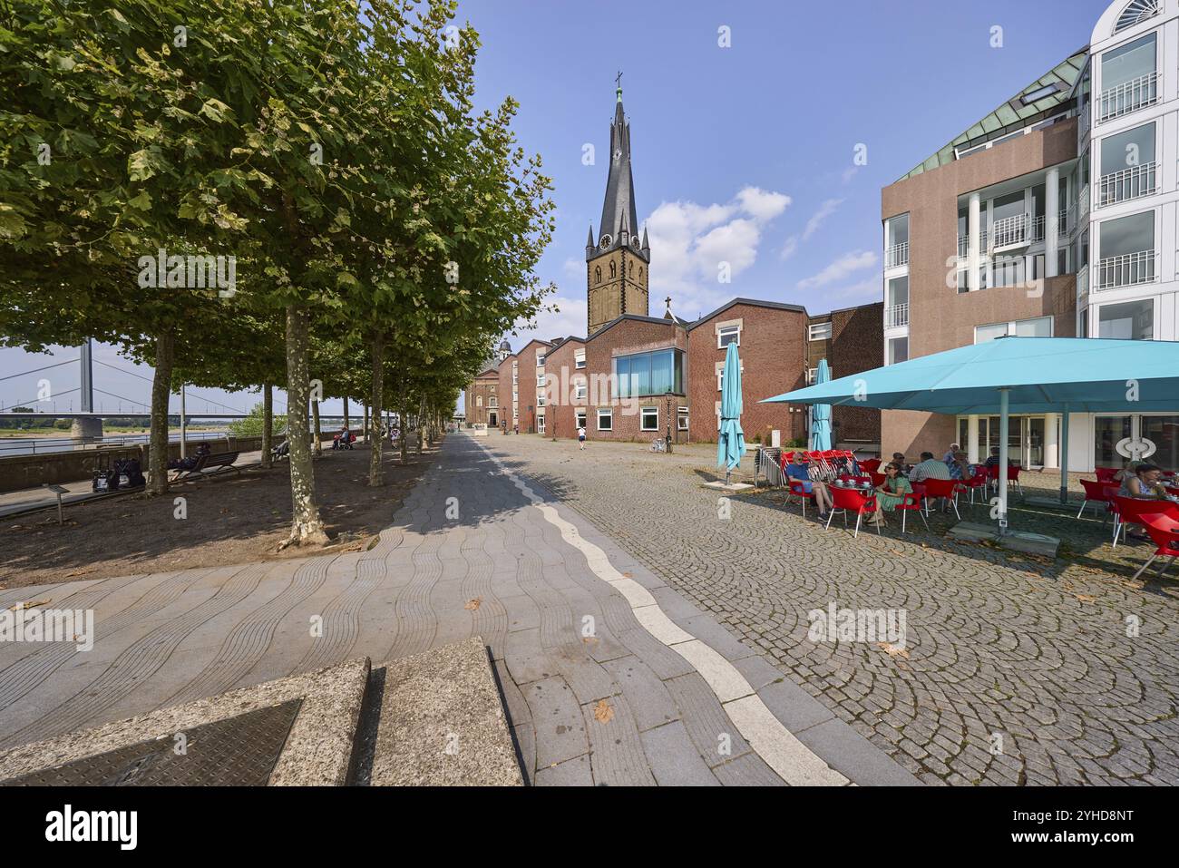 Basilique de Lambert avec restaurants et promenade au bord de la rivière avec des arbres Platanus × acerifolia (Platanus ×hispanica) dans le vieux centre-ville de Duess Banque D'Images