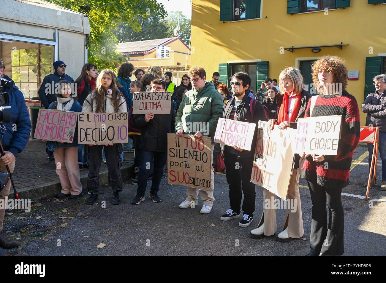 Nouvelles - mémoire de Giulia Cecchettin de nombreux étudiants présents au département lors de la commémoration de Giulia Cecchettin, nouvelles à Padoue, Italie, 11 novembre 2024 Département d'ingénierie de l'information de Padoue Italie Copyright : xSimonexPiccirillix/xLiveMediax LPN 1608427 Banque D'Images