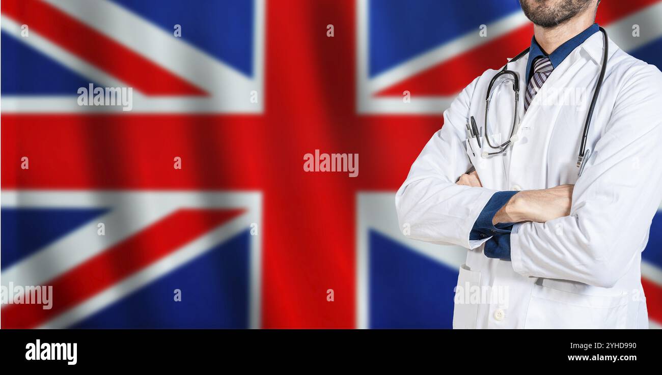 Docteur avec les bras croisés sur le drapeau britannique. Concept santé et soins au Royaume-Uni. Médecin professionnel sur drapeau britannique Banque D'Images