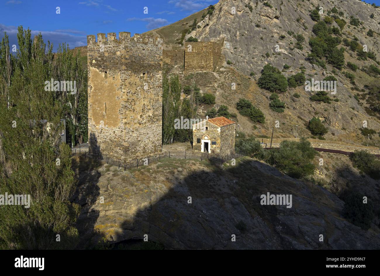 Tour médiévale et ancien temple chrétien près des ruines de la forteresse génoise à Sudak, Crimée Banque D'Images