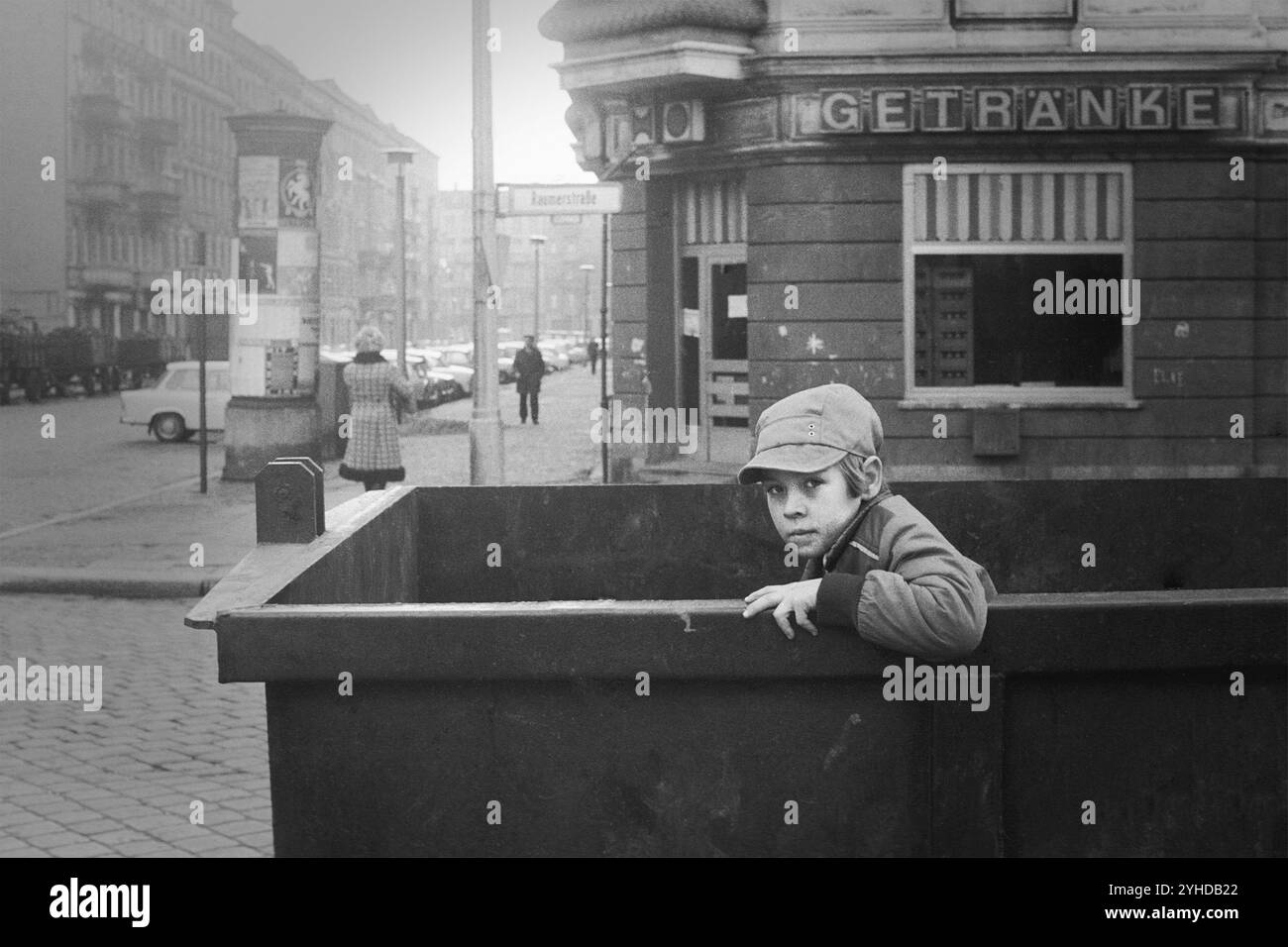 09/09/1978 RDA quartier de Berlin est de Prenzlauer Berg. Garçon regarde hors d'une poubelle encombrante à Raumerstrasse. Berlin Banque D'Images