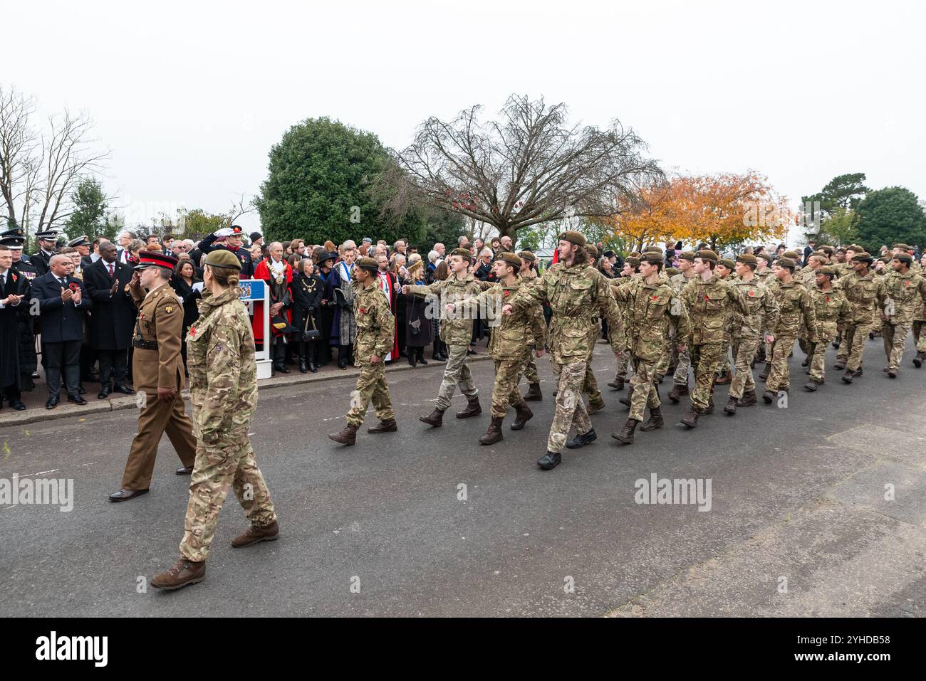 Westcliff High School for Boys des cadets de la Force combinée de cadets marchant lors d'une cérémonie du dimanche du souvenir sur Clifftown Parade, Southend on Sea Banque D'Images