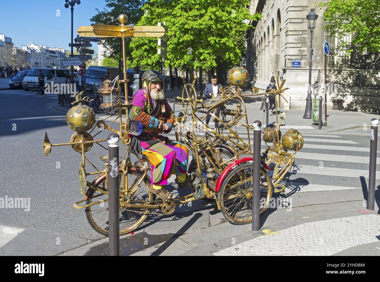 PARIS, FRANCE, 2 AVRIL 2017 : attraction touristique : une fantastique voiture steampunk et son pilote. Une journée ensoleillée début avril. Paris, France, Europe Banque D'Images