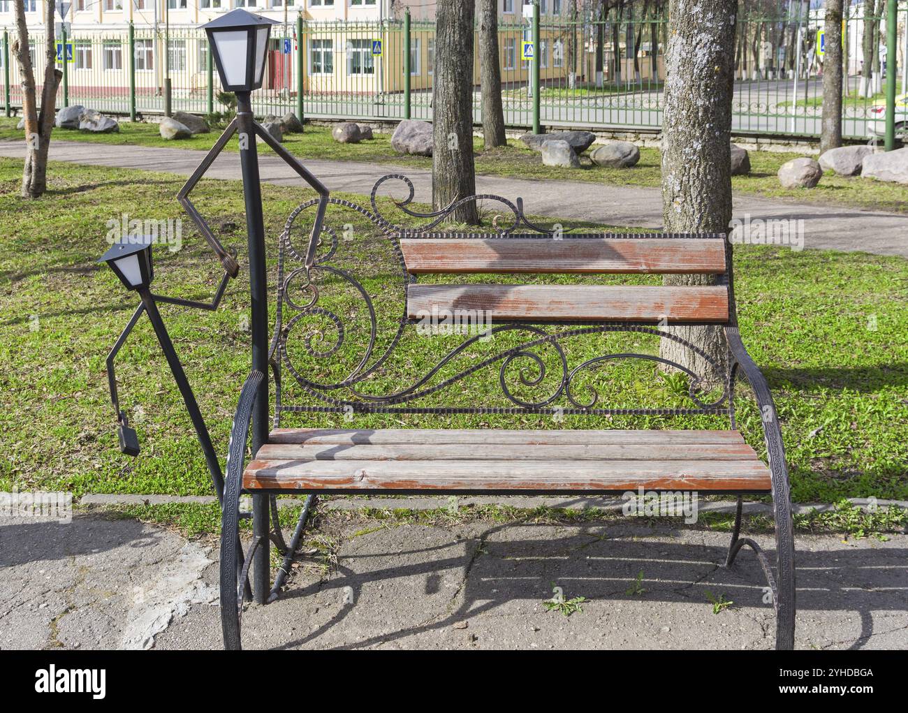 SMOLENSK, RUSSIE, 22 AVRIL 2018 : drôle de sculpture de parc, une lanterne sous la forme d'un parent et d'un enfant en promenade. Lopatinsky, jardin, Smolensk, Russie. Banque D'Images