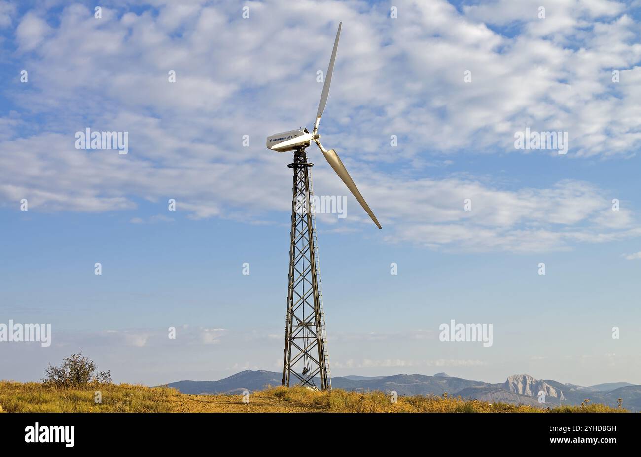 Mât avec générateur d'énergie éolienne sur le fond du ciel. Parc éolien, Cape Meganom, Crimée Banque D'Images