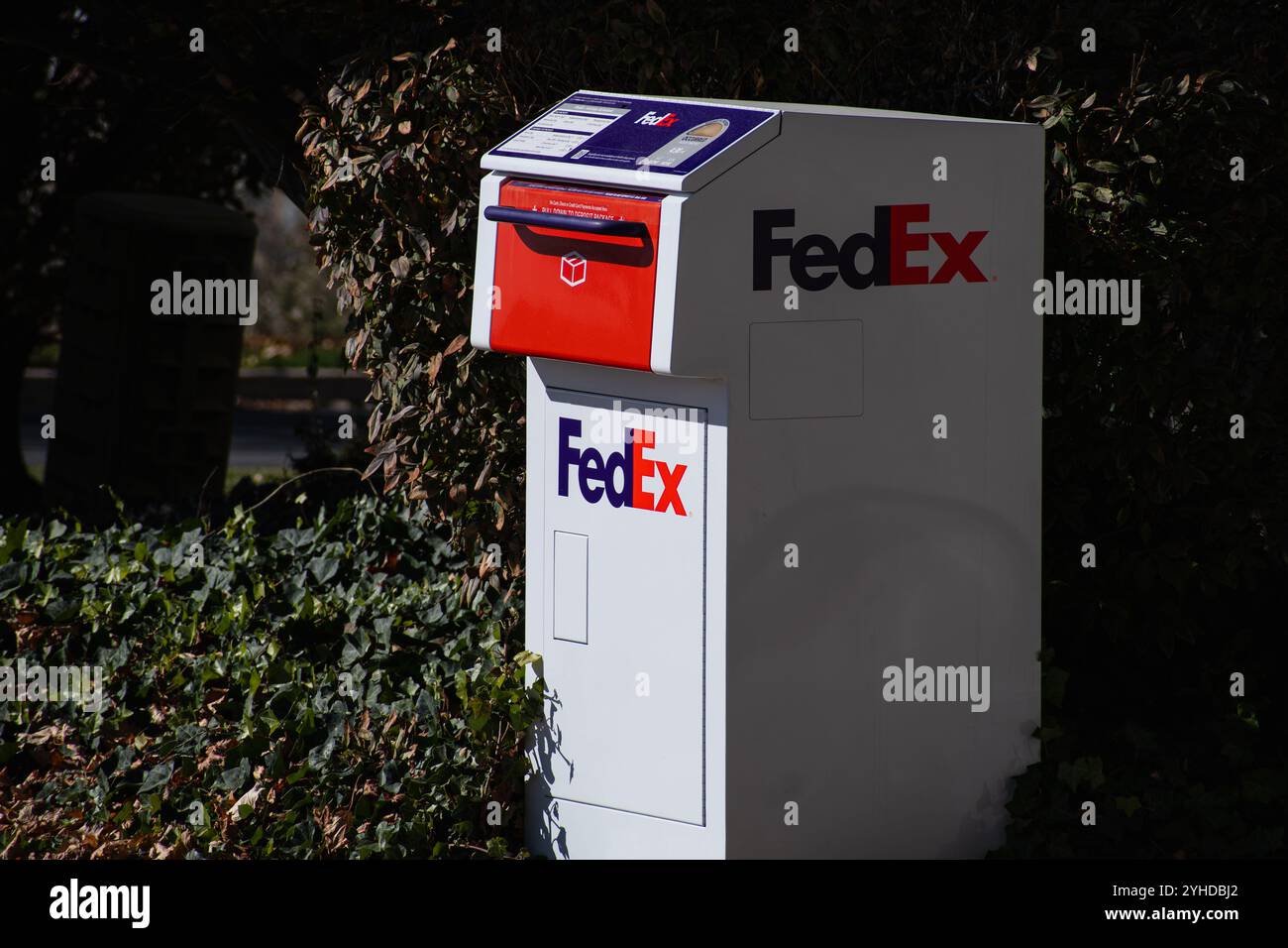 Une boîte de dépôt FedEx se tient contre un mur d'un immeuble de bureaux. Les boîtes de dépôt FedEx Express acceptent une variété de colis et d'enveloppes. Banque D'Images