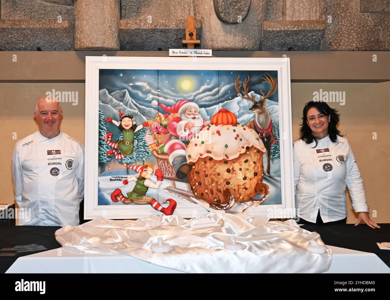 Milan, Italie Panettone World Cup 2024 lieu et rencontres avec les chefs pâtissiers Palazzo Castiglioni Milan Ithe photo:Mario Romani et Manuela Silvia Taddeo créateurs de la peinture artistique massepain conçue pour l'événement et Noël Banque D'Images